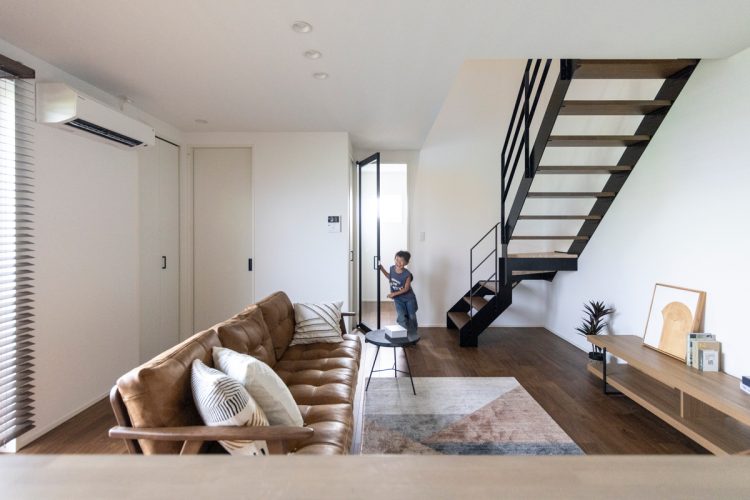 注文住宅　リビング　アイアン階段